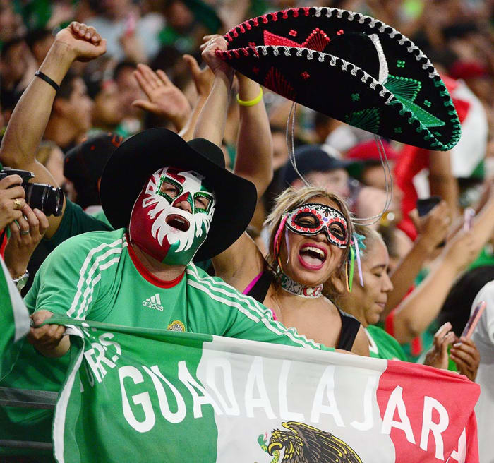 Mexico-fans-538311582.jpg